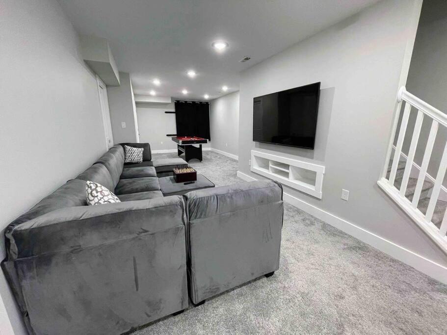 4 Bedroom 3 Bath Sleeps 10 Pet Friendly Private Backyard, 2 Car Garage, City Views, Close To All Stadiums And Casino Pittsburgh Exterior photo