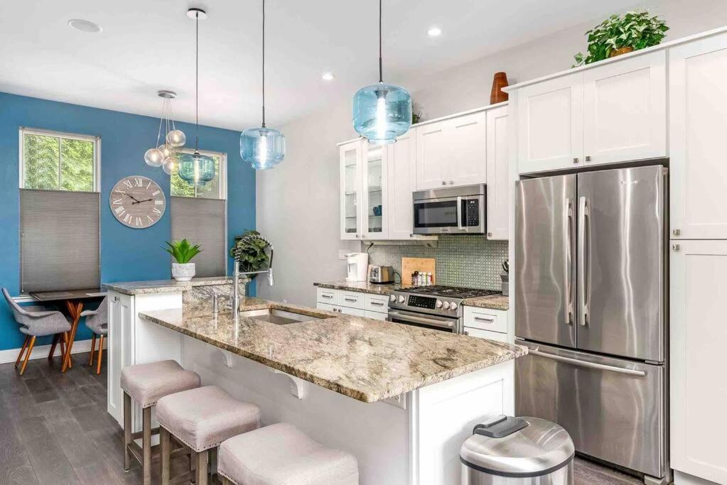 4 Bedroom 3 Bath Sleeps 10 Pet Friendly Private Backyard, 2 Car Garage, City Views, Close To All Stadiums And Casino Pittsburgh Exterior photo