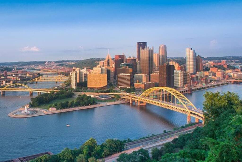 4 Bedroom 3 Bath Sleeps 10 Pet Friendly Private Backyard, 2 Car Garage, City Views, Close To All Stadiums And Casino Pittsburgh Exterior photo