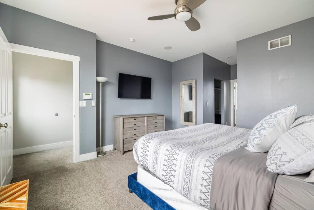 4 Bedroom 3 Bath Sleeps 10 Pet Friendly Private Backyard, 2 Car Garage, City Views, Close To All Stadiums And Casino Pittsburgh Exterior photo