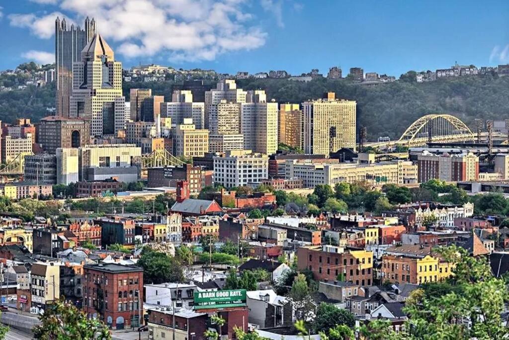 4 Bedroom 3 Bath Sleeps 10 Pet Friendly Private Backyard, 2 Car Garage, City Views, Close To All Stadiums And Casino Pittsburgh Exterior photo