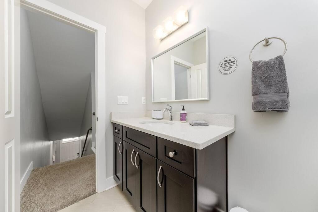 4 Bedroom 3 Bath Sleeps 10 Pet Friendly Private Backyard, 2 Car Garage, City Views, Close To All Stadiums And Casino Pittsburgh Exterior photo