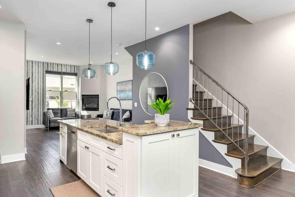 4 Bedroom 3 Bath Sleeps 10 Pet Friendly Private Backyard, 2 Car Garage, City Views, Close To All Stadiums And Casino Pittsburgh Exterior photo