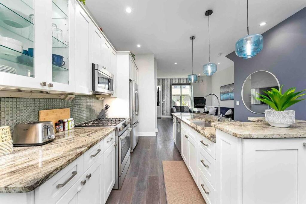 4 Bedroom 3 Bath Sleeps 10 Pet Friendly Private Backyard, 2 Car Garage, City Views, Close To All Stadiums And Casino Pittsburgh Exterior photo