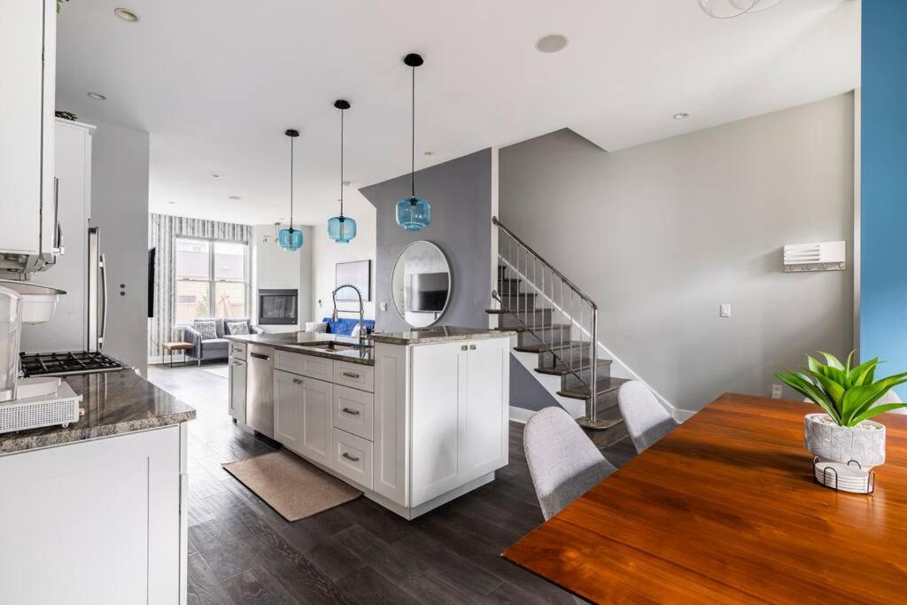 4 Bedroom 3 Bath Sleeps 10 Pet Friendly Private Backyard, 2 Car Garage, City Views, Close To All Stadiums And Casino Pittsburgh Exterior photo