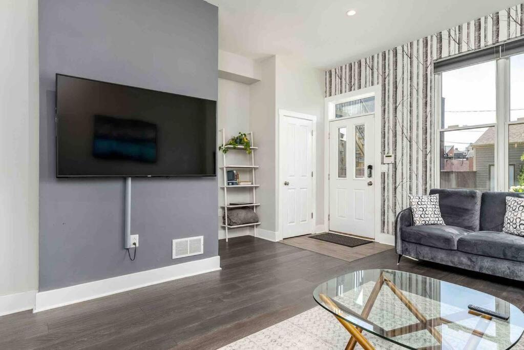 4 Bedroom 3 Bath Sleeps 10 Pet Friendly Private Backyard, 2 Car Garage, City Views, Close To All Stadiums And Casino Pittsburgh Exterior photo