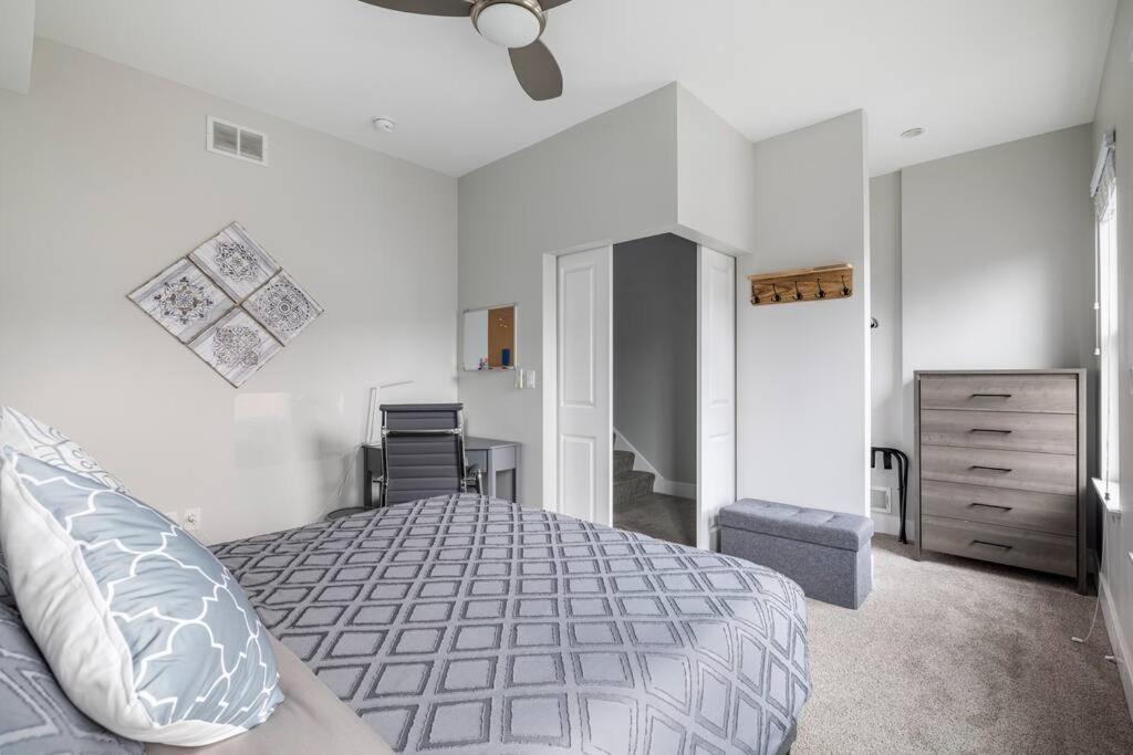 4 Bedroom 3 Bath Sleeps 10 Pet Friendly Private Backyard, 2 Car Garage, City Views, Close To All Stadiums And Casino Pittsburgh Exterior photo