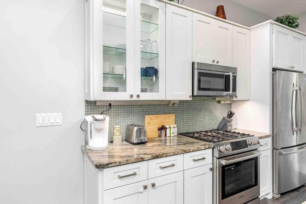 4 Bedroom 3 Bath Sleeps 10 Pet Friendly Private Backyard, 2 Car Garage, City Views, Close To All Stadiums And Casino Pittsburgh Exterior photo