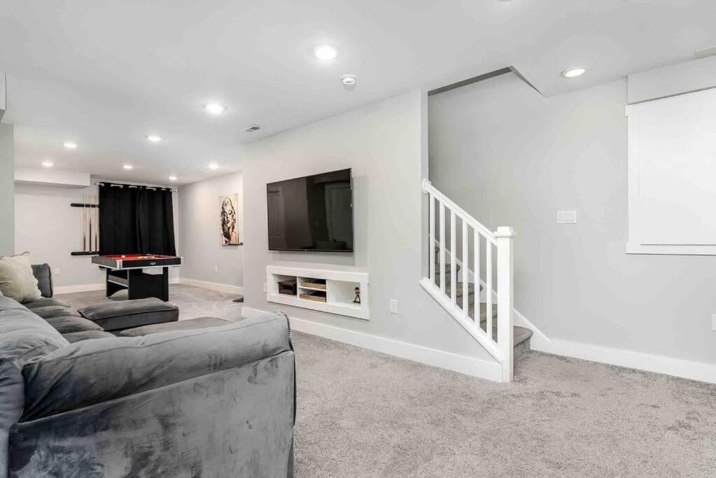4 Bedroom 3 Bath Sleeps 10 Pet Friendly Private Backyard, 2 Car Garage, City Views, Close To All Stadiums And Casino Pittsburgh Exterior photo