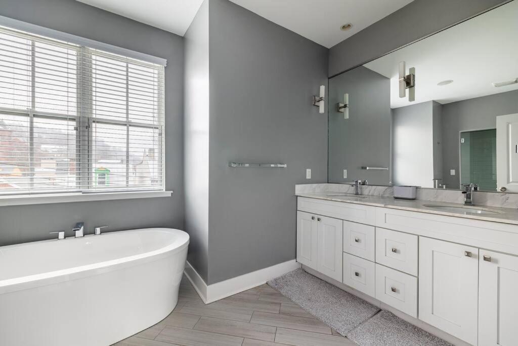 4 Bedroom 3 Bath Sleeps 10 Pet Friendly Private Backyard, 2 Car Garage, City Views, Close To All Stadiums And Casino Pittsburgh Exterior photo