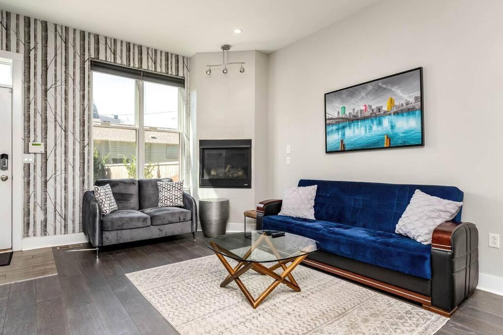 4 Bedroom 3 Bath Sleeps 10 Pet Friendly Private Backyard, 2 Car Garage, City Views, Close To All Stadiums And Casino Pittsburgh Exterior photo