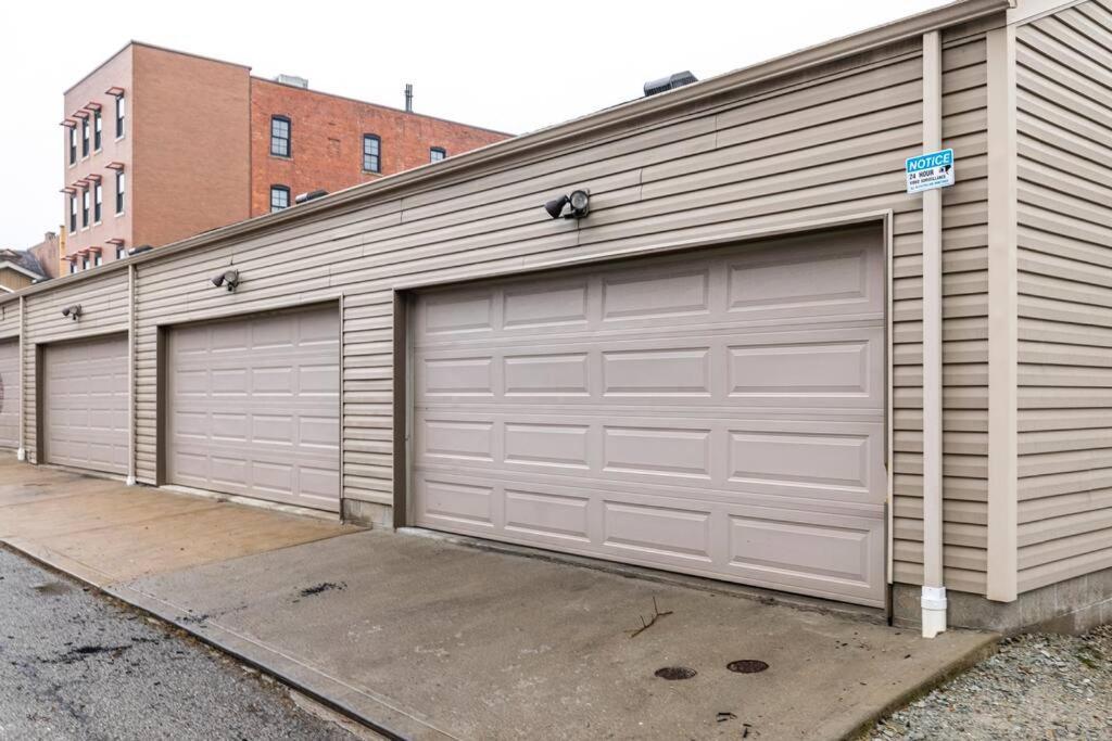 4 Bedroom 3 Bath Sleeps 10 Pet Friendly Private Backyard, 2 Car Garage, City Views, Close To All Stadiums And Casino Pittsburgh Exterior photo