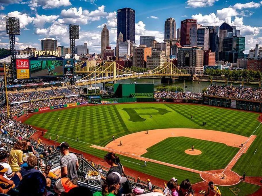 4 Bedroom 3 Bath Sleeps 10 Pet Friendly Private Backyard, 2 Car Garage, City Views, Close To All Stadiums And Casino Pittsburgh Exterior photo