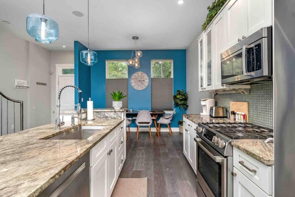 4 Bedroom 3 Bath Sleeps 10 Pet Friendly Private Backyard, 2 Car Garage, City Views, Close To All Stadiums And Casino Pittsburgh Exterior photo